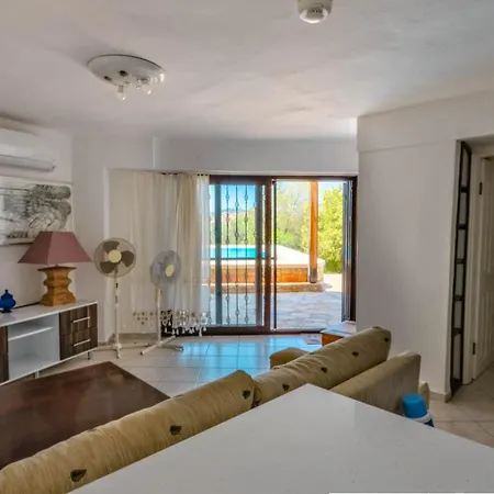 Bitez Oezel Havuzlu Muhafazakar 5+1 Hotel *